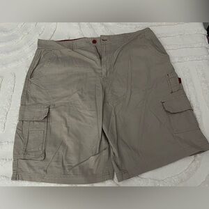 Airwalk Men's Tan Cargo Shorts size 38
